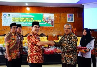 Bupati Rejang Lebong Ahmad Hijazi Foto Bersama UPT Direktorat Jenderal Pendidikan Dan Kebudayaan Suarman
