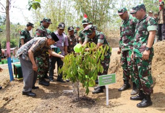 Ketua Tim Wasev Itdam Menanam Bibit Durian di Wisata Krama Cenil Desa Cilibang