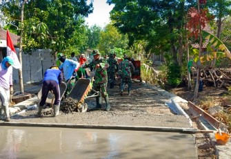 Proses betonisasi jalan desa di TMMD 