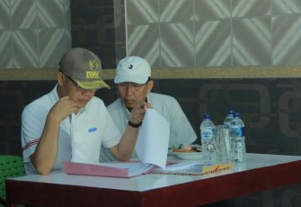Gubernur Rohidin saat hadir pada Pertemuan dengan Tim Pagar Dewa Bersatu di salah satu Rumah Warga di Desa Pagar Dewa Bengkulu Selatan