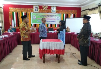 Pihak Yapkes Akper Aceh Singkil saat melakukan penyerahan kepada Pemkab setempat.