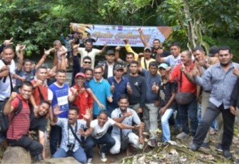 Wartawan di Kabupaten Bireueun Berfoto Ria Bersama Keluarga Besar Pegawai Humas Pemkab Dalam Ajang Media Gathering di Taman Rekreasi Whini Kulus