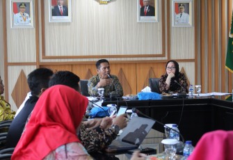 Wagub Bengkulu saat memimpin rapat