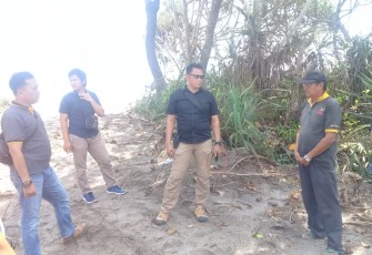 Anggota Sat Reskrim Polres Kaur saat cek ke lokasi penambangan
