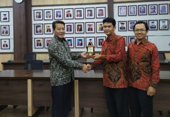 Penyerahan cindera mata 
