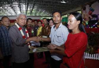 Bupati Asahan Serahkan Akta Nikah Kepada Masyarakat Jemaat Perayaan Natal Oikumene Tahun 2019