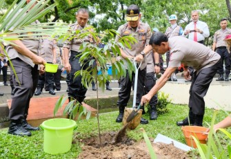 Kapolri Jenderal Polisi Drs. Idham Azis saat menanam pohon Eboni