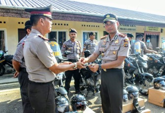 Kapolres Simeulue saat menyerahkan motor dinas ke Kapolsek jajaran