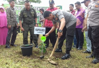 Kapolres Tanggamus saat tanam pohon