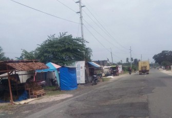 Jalan tampak bergelombang akibat tambal sulam