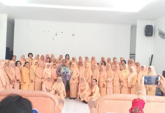 Dharma Wanita Unit Dinas Pendidikan Kabupaten Batu Bara photo bersama dengan Kepala Dinas(Kadis) Pendidikan Batu Bara Ilyas Sitorus dan Ketua Dharma Wanita Roudhoh Ilyas.