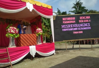 Kadis Pendidikan Kabupaten Batu Bara Ilyas Sitorus membaca Pidato tertulis Bupati.