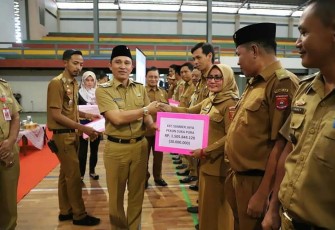 Bupati Lampung Barat Parosil Mabsus Menyerahkan Reward Kepada Pekon Berprestasi di GOR Ajisaka