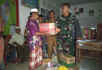 Personel Kodim 0209/LB saat beri bantuan ke warga terdampak banjir