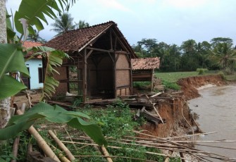 Tampak bibir sungai longsor dan air sungai mendekati rumah warga 