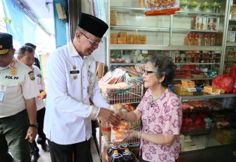 Walikota Tanjungpinang berikan jeruk ke warga Tionghoa