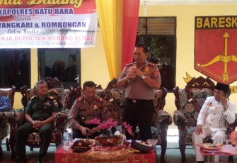 Kapolres Batu Bara AKBP Ikhwan Lubis SH MM memberikan kata sambutan pada acara Kunjung Kerja di Polsek Medang Deras.