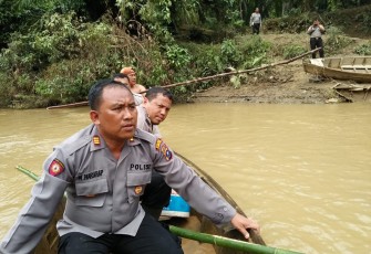 Aparat Polres Labuhanbatu saat melakukan penyisiran mencari korban hanyut dengan perahu sampan