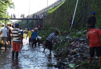 Warga Bersama DPUSDA Bersihkan Sungai Simping