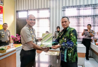 Penandatanganan kontrak kerja sama antara Polres Simeulue dengan sejumlah Instansi dan perusahaan yang menggunakan jasa Pam Obvit.