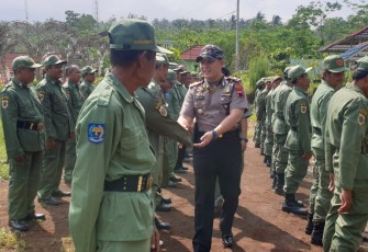 TNI-Polri Berikan Pelatihan Linmas Desa Adisana 