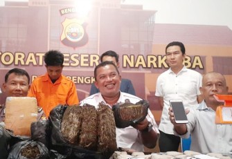 Kabid Humas Polda Bengkulu Kombes Pol Sudarno bersama Direktur Resnarkoba Polda Bengkulu Kombes Pol Imam Sachroni melalui Wadir Resnarkoba Polda Bengkulu AKBP Pambudi saat ekpose tersangka dan barang bukti di Mapolda Bengkulu