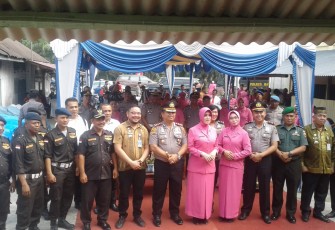Kapolres Batu Bara AKBP H. Ikhwan Lubis SH MH didampingi Ketua Bhayangkari Kabupaten Batu Bara Ny. Hj. Henny Ikhwan pada saat Kunjungan kerja di Polsek Lima Puluh