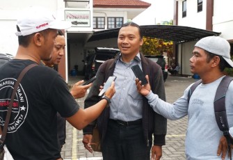 Prasetyanto SH MH Kuasa Hukum para ahli waris Wiwid Tuhu saat diwawancarai awak media