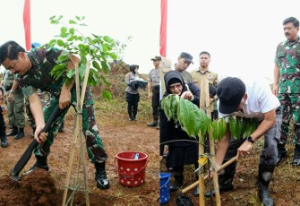 Panglima TNI dan Kapolri Bersama Iwan Fals Tanam 2020 Pohon