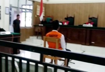 Terdakwa pelaku pembunuh supir travel di Aceh Singkil Hadi Nurfathon (33) saat menjalani sidang pledoi di PN Singkil.