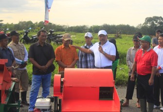 Bupati Bengkulu Utara Mian Berikan Bantuan Alat Perontok Padi (Threser)