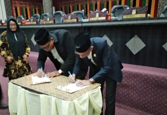 Bupati Aceh Singkil Dulmusrid dan Wakil DPRK H.Amaliun menandatangani draf raqan setempat tahun 2020.