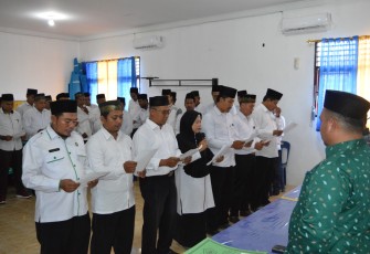 Penyuluh Agama Islam (PAI) Kabupaten Batu Bara ketika menerima Surat Keputusan(SK) dari Kakan Kemenag Kabupaten Batu Bara.