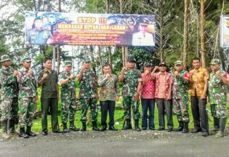 Camat Ikut Bersama Posramil 07/Teupah Barat Pasang Spanduk Karhutla