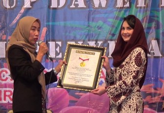 Petugas Muri memberikan piagam kepada ketua Forikan Jawa timur