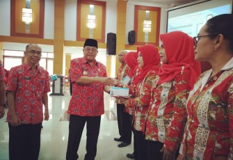 Plt Walikota Blitar Santoso saat memberikan cinderamata kepada kader posyandu kota Blitar 