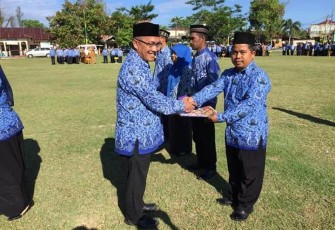 Sekda Aceh Singkil Drs Azmi menyerahkan SK kenaikan pangkat ASN jajaran Pemkab setempat usai pelaksanaan apel gabungan dilapangan alun-alun Singkil.