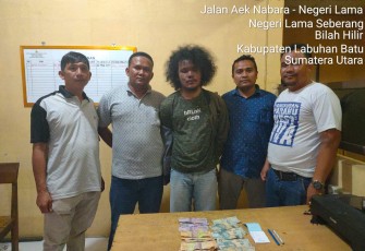 Tersangka (tengah) saat diamankan beserta barang bukti