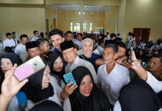 Gubernur Bengkulu Rohidin Mersyah berfoto bersama dengan para honorer