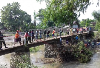 Gerakan Bersihkan Sampah Menggunung di Aliran Sungai