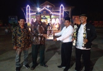 Camat Medang Deras Syahrizal SH menyerahkan Piala Juara Umum Kepada Kepala Desa Lalang H Saripuddin.