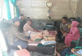 Bhabinkamtibmas Mukomuko Berbagi Kepada Warga Kurang Mampu