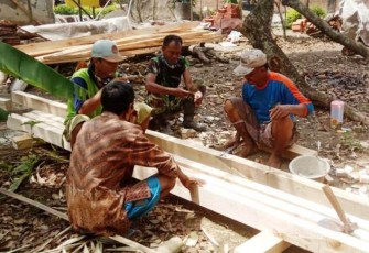 Banyak Kayu Lapuk, Satgas TMMD Pekalongan Ganti Seluruh Rangka Atap Rumah Suwarni