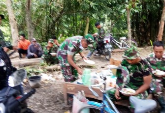 Satgas TMMD Makan di Tempat Terbuka