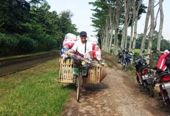 Bu Suhermi (44) pedagang alat rumah tangga keliling