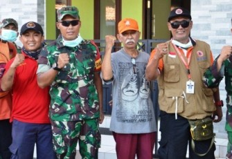Dansatgas TMMD Reguler Pekalongan Pantau Penyemprotan Desinfektan di Pekalongan Kota