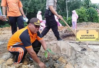 Polres Batanghari Tanam Pohon di Eks Ilegal Driling