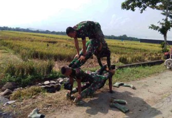 Anggota TNI di Lokasi TMMD Reguler Pekalongan Berjemur