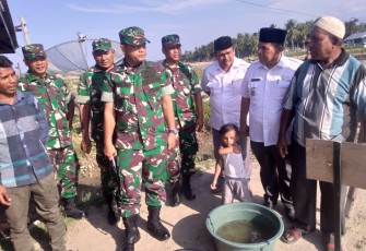 Dandim 0111/Bireuen Letkol Inf Zainal Abidin Rambe Didampingi Camat Serta Sekcam Samalanga Mulyadi SH dan Taufiq SH Seusai Acara Kunjungan Kerja Dengan Kelompok Pemuda Kreatif Desa Meunasah Lancok Samalanga Bireuen Menyempatkan Diri Mendatangi dan Berdialog Dengan Seorang Petani Tambak Yang Juga Tokoh Masyarakat Setempat Rabu 18 Maret 2020.