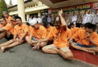 Pelaku menunjukan jari saat konferensi pers Polres OKU Timur